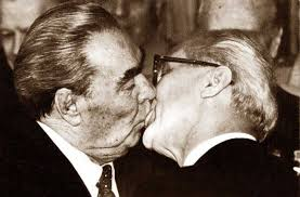 Sovyet lideri Leonid Brejnev ile Doğu Alman lideri Erich Honecker arasındaki dudaktan öpücük