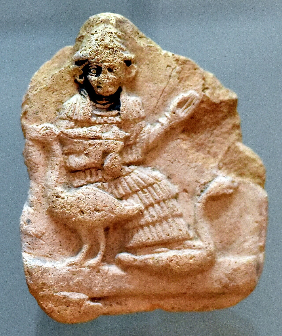 Irak Müzesi'ndeki pişmiş toprak levha, https://commons.wikimedia.org/wiki/File%3ATerracotta_plaque_showing_seated_goddess_Nanshe_and_geese._from_southern_Iraq._2003-1595_BCE._Iraq_Museum.jpg?utm_source=chatgpt.com
