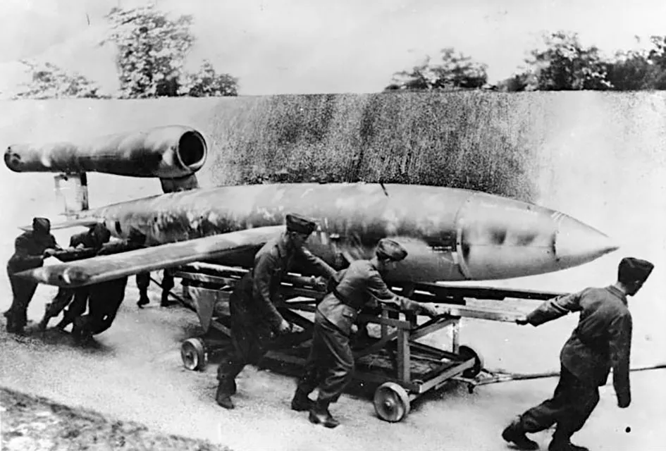 Atışa hazırlanan bir V1 Flying Bomb https://www.thoughtco.com/world-war-ii-v-1-flying-bomb-2360702
