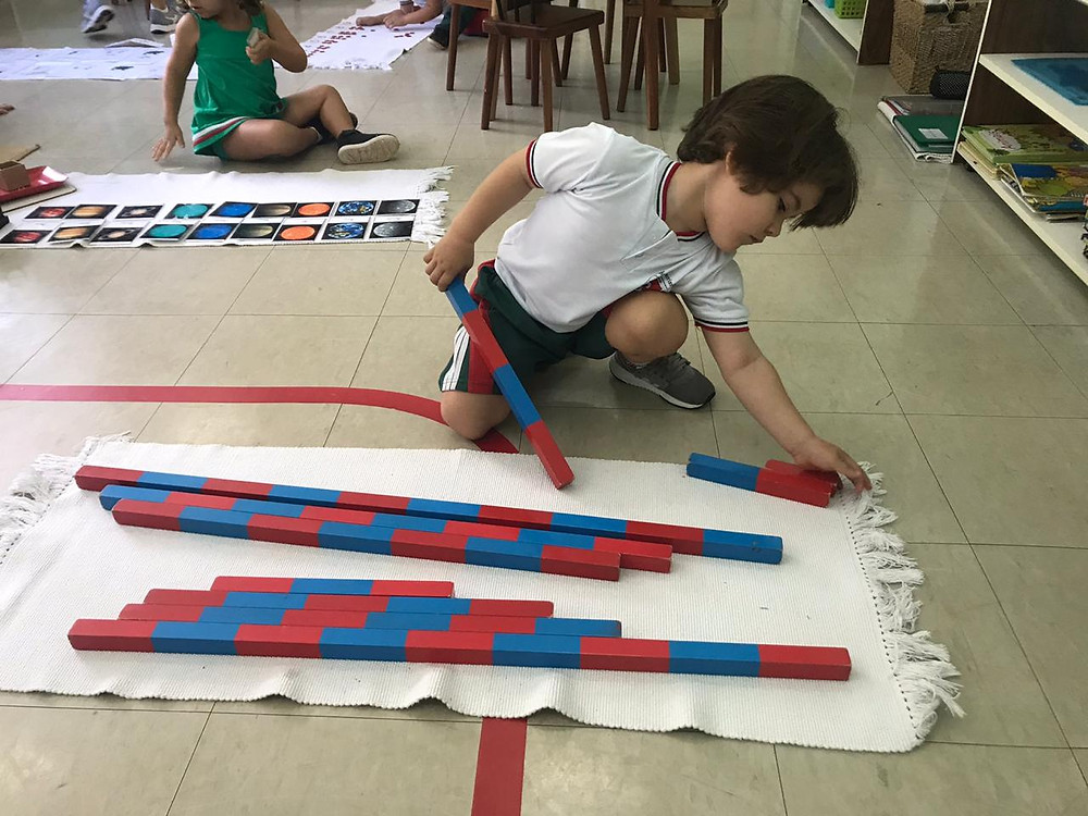 barras vermelhas método montessori