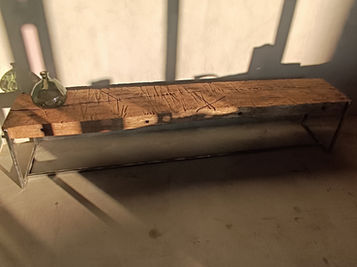 .Meuble TV réalisé à partir d'une pièce de bois magnifiée par la patine du temps.
.Plateau chêne issu d'un vieux pressoir
.Piètement en acier brut massif.
.Tarif modèle présenté : 450 euros