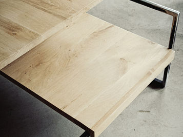 .Table basse composée de deux plateaux modulable en chêne massif de 30mm d'épaisseur.
Bois huilé naturellement, piètement en acier plein simplement vernis.
.Dimensions : 120x120
.Tarif modèle présenté : 1450 euros
.Toute nos pièces sont réalisables en sur mesure, fabriquées à la main dans notre atelier-boutique de Saint-Jean-Saint-Maurice-sur-Loire à 1 heure de Lyon et de Clermont-Ferrand.
.Livraison dans toute la France (Tarif et conditions, nous consulter à anerouge.metallerie@gmail.com)