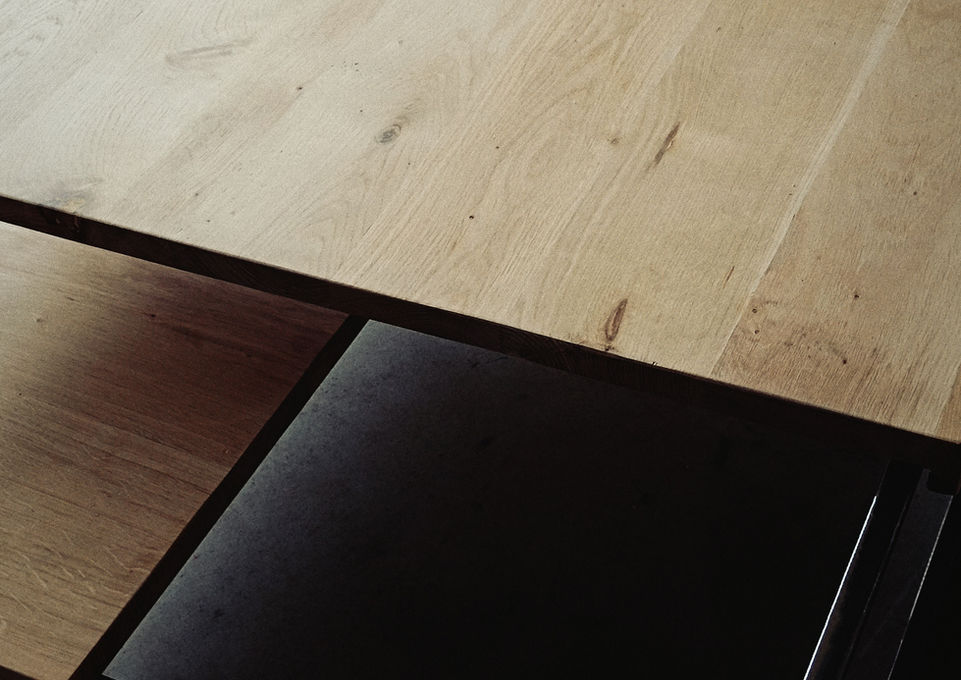 .Table basse composée de deux plateaux modulables en chêne massif de 30mm d'épaisseur.
Bois huilé naturellement, piètement en acier plein simplement vernis.
.Dimensions : 120x120
.Tarif modèle présenté : 1450 euros
.Toute nos pièces sont réalisables en sur mesure, fabriquées à la main dans notre atelier-boutique de Saint-Jean-Saint-Maurice-sur-Loire à 1 heure de Lyon et de Clermont-Ferrand.
.Livraison dans toute la France (Tarif et conditions, nous consulter à anerouge.metallerie@gmail.com)