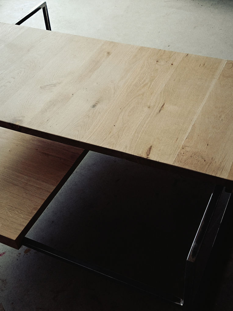 .Table basse composée de deux plateaux modulables en chêne massif de 30mm d'épaisseur.
Bois huilé naturellement, piètement en acier plein simplement vernis.
.Dimensions : 120x120
.Tarif modèle présenté : 1450 euros
.Toute nos pièces sont réalisables en sur mesure, fabriquées à la main dans notre atelier-boutique de Saint-Jean-Saint-Maurice-sur-Loire à 1 heure de Lyon et de Clermont-Ferrand.
.Livraison dans toute la France (Tarif et conditions, nous consulter à anerouge.metallerie@gmail.com)