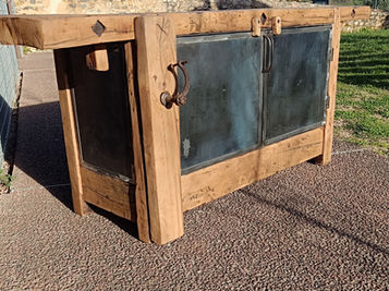 .Meuble industriel métal et bois
.Plateau chêne patiné par des années de travail
.Portes et panneaux en métal brut
.Tarif sur demande en fonction des dimensions
.Prix modèle présenté 1490 euros Ttc
..Livraison dans toute la France (Tarif et conditions, nous consulter à anerouge.metallerie@gmail.com)