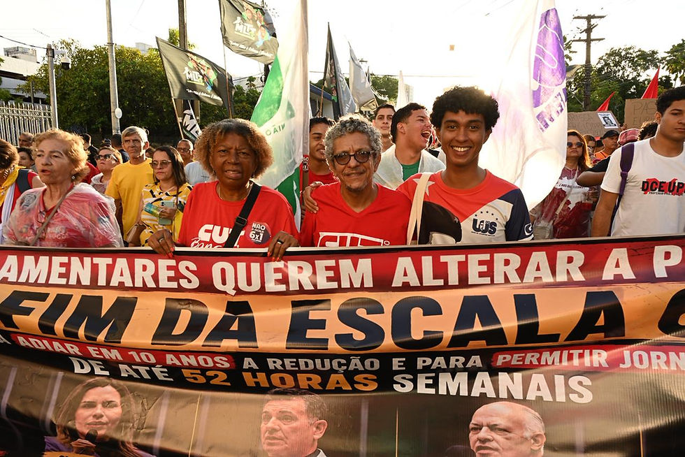 Ato nacional pelo fim da escala 6x1 mobilizou manifestantes nas ruas do Recife
