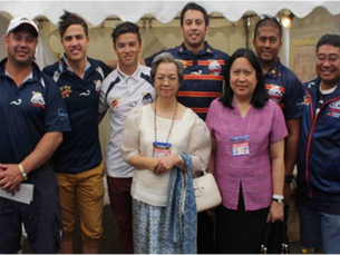 Ambassador Belen F. Anota (4th from left) and Consul General Anne Jalando-on Louis (6th from left) with PNRL Assistant Coach and Treasurer Mark de Ubago (leftmost). PNRL Secretary Erick Elefante (rightmost) and PNRL PAL Tamaraw players Jason Van Putten, Ashley Black, Michael Holt and Rene Payne at the Fiesta Kultura in Fairfield, New South Wales, on 7 October 2013.