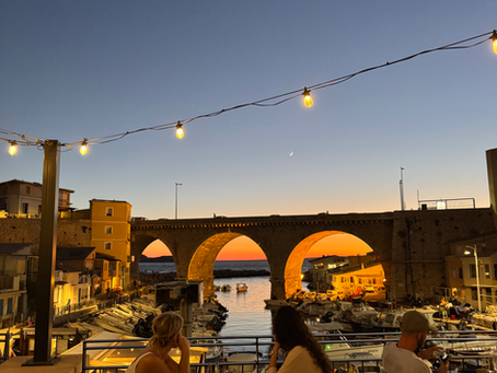 Vue sur le Vallon des Auffes à Marseille, symbole du quartier d’Endoume, avec ses cabanons colorés, ses barques et la lumière du 7e arrondissement.