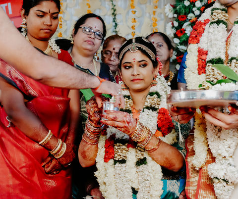 Flower decorations and style in this wedding were top