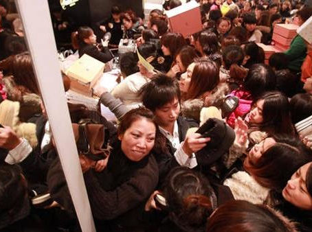 Les marques de luxe réduisent leurs prix pour relancer leurs ventes en Chine