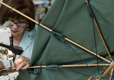 Piganiol, un des derniers fabricants aurillacois de parapluie, mise sur la mode