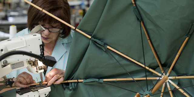 Fabrication d'un parapluie Piganiol à Aurillac  © THIERRY ZOCCOLAN / AFP