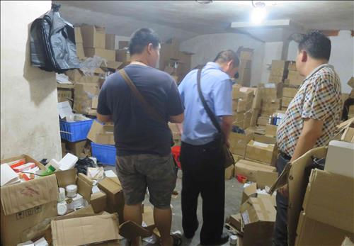 Opération de police dans une usine de Canton fabriquant des faux produits cosmétiques Amore Pacific, en avril 2015