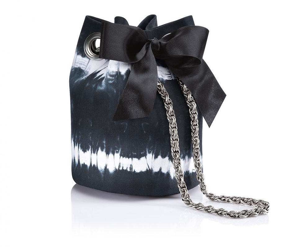 Le sac à parfumer "La Petite Robe Noire" par Guerlain et Delphine Delafon.