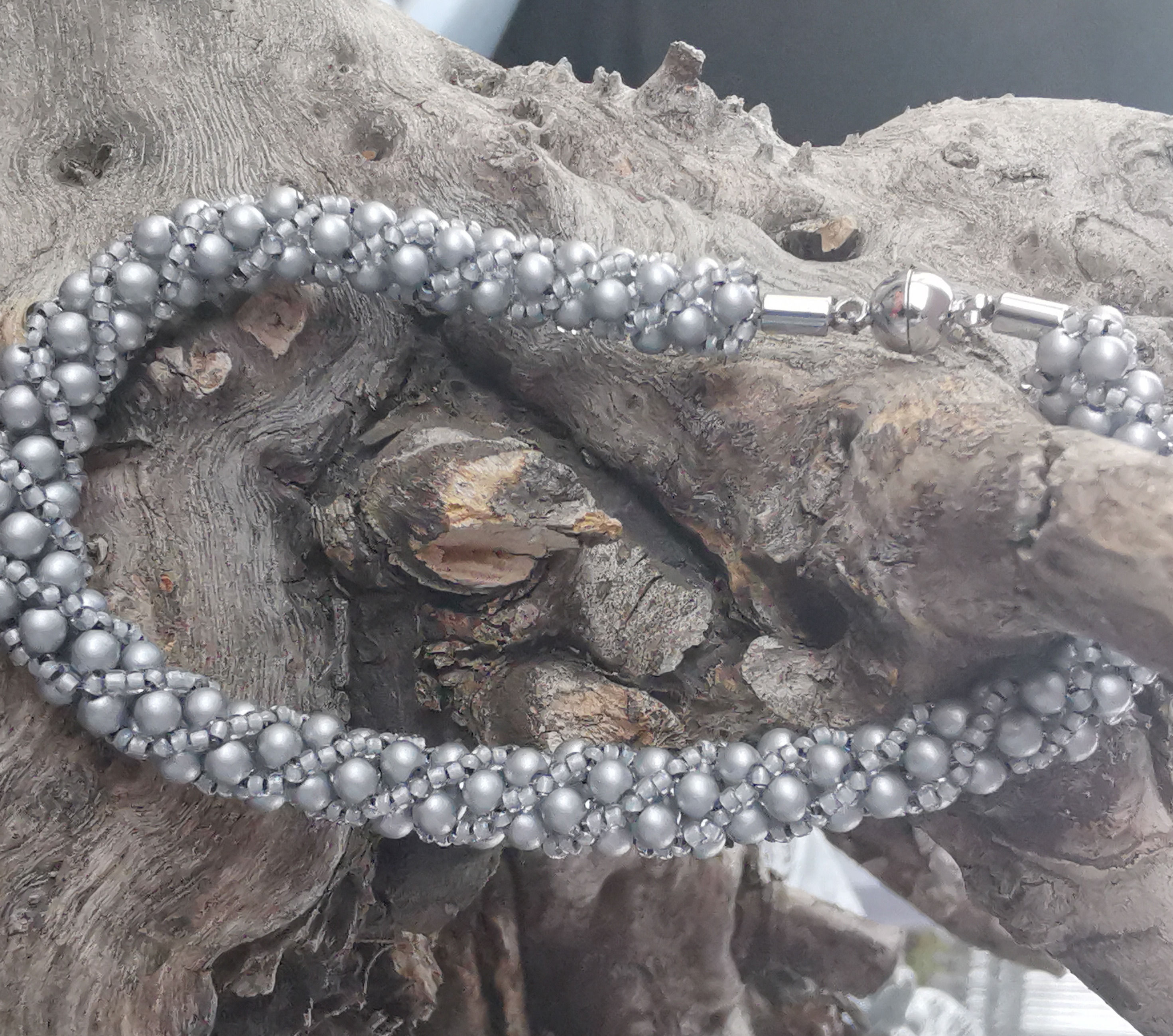 Armband aus Glaswachsperlen und Rocailles