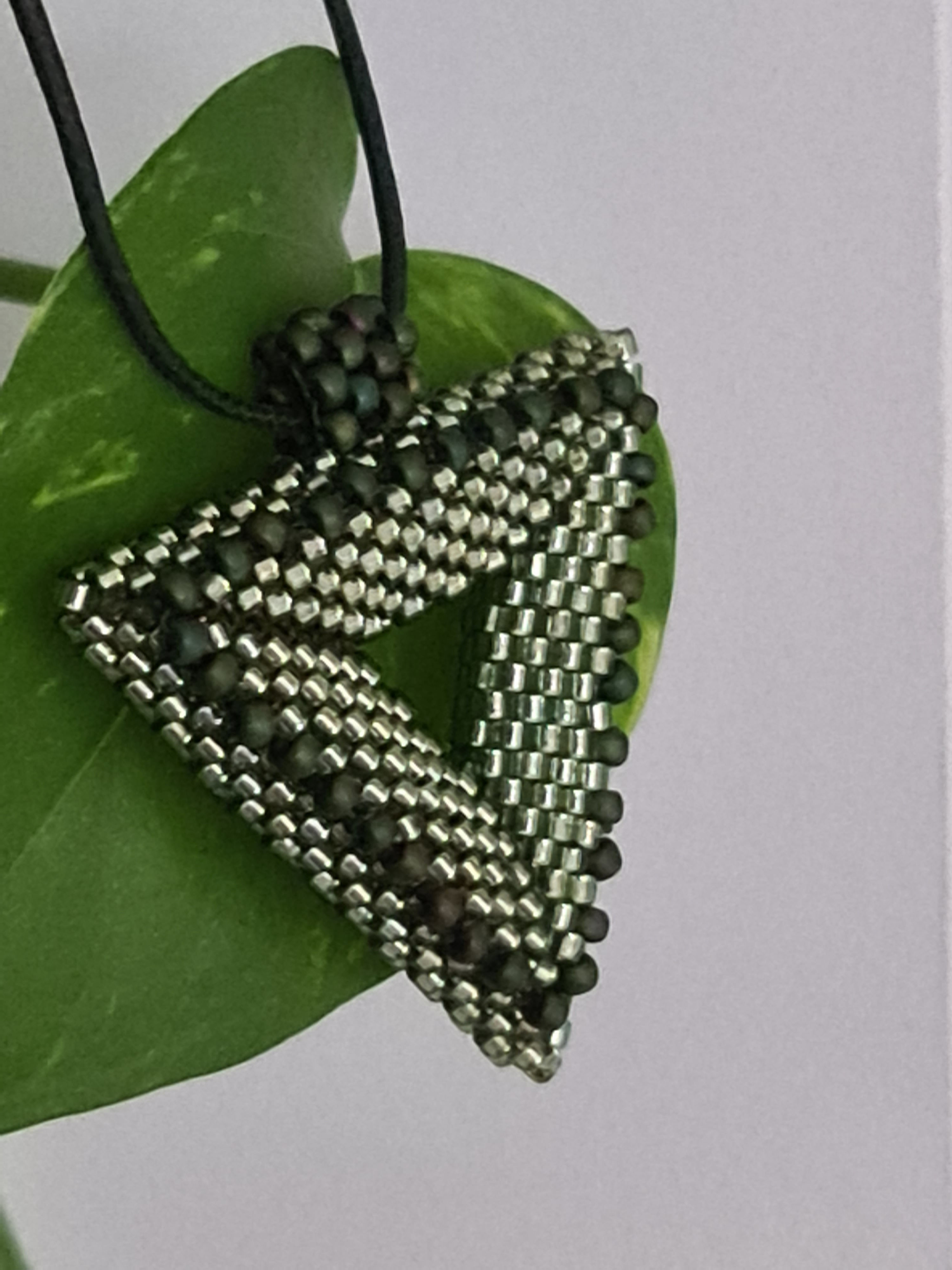 Lange Textilbandkette mit Anhänger aus verschiedenen Rocailles 