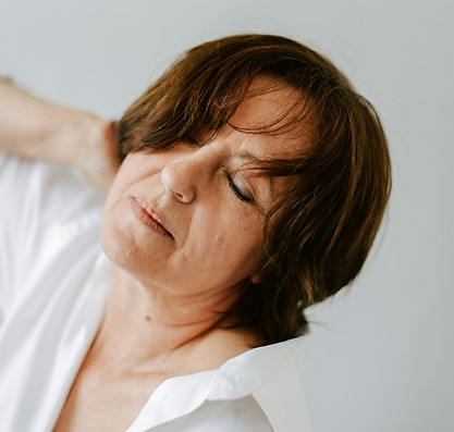 Femme avec douleur à la nuque