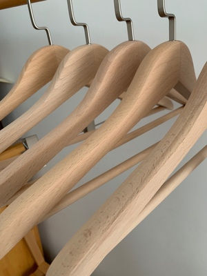 Thumbnail: 比治 櫸木衣架 Bigi beech coat hanger with bar BCH02 Shoulder-2cm L=44.5cm (HKD34/pc*)