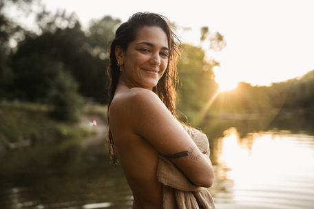 Frau beim Portraitshooting im Gegenlicht am See – Oberösterreich