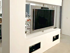Trockenbau drehbarer Fernseher zwischen Wohn- & Esszimmer