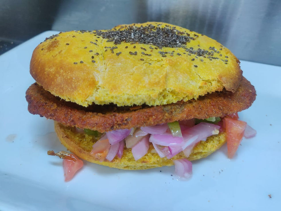 Sándwich milanesa de lentejas completa J y Q con salsa criolla