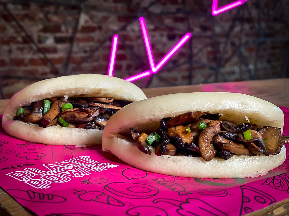 Vao con salteado de hongos, salsa Hoisin y cebolla de verdeo