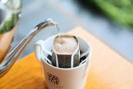 Photo d'un drip bag posé sur une tasse en pleine préparation