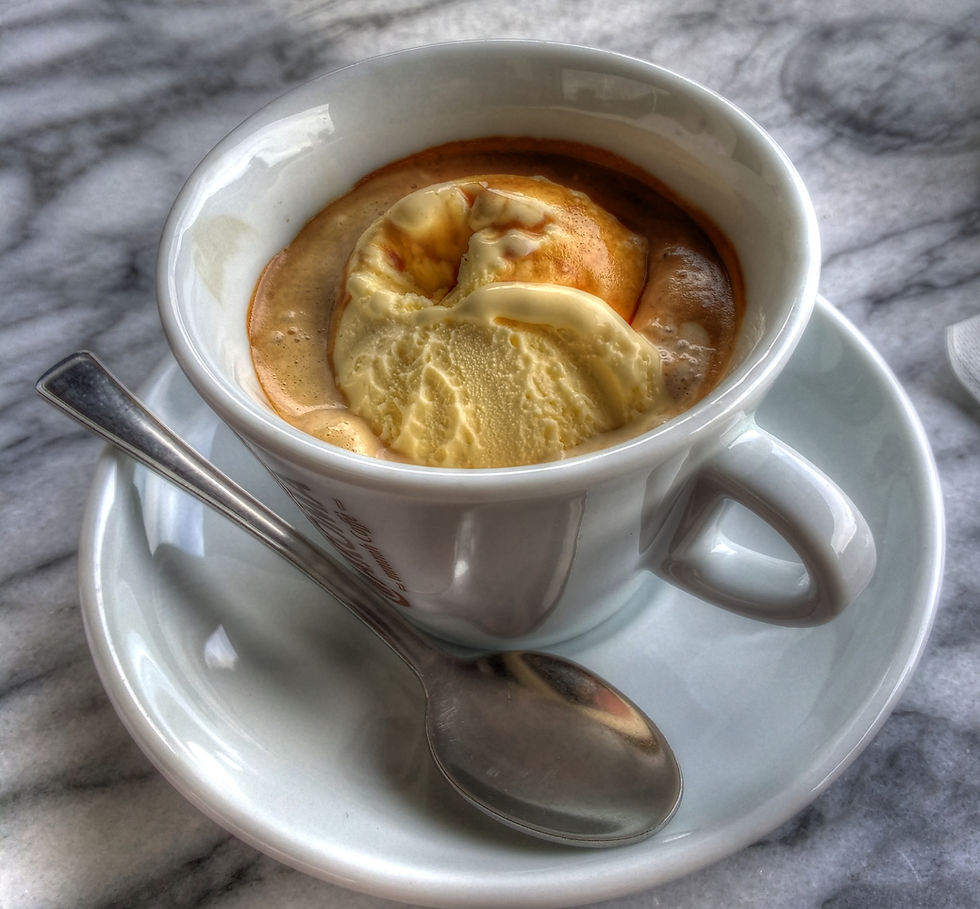 Photo d'un affogato ill cafe dans une tasse en porcelaine blanche