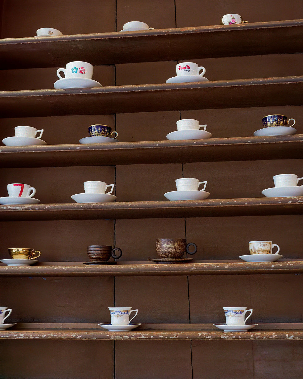 Alignement de tasses sur une étagère