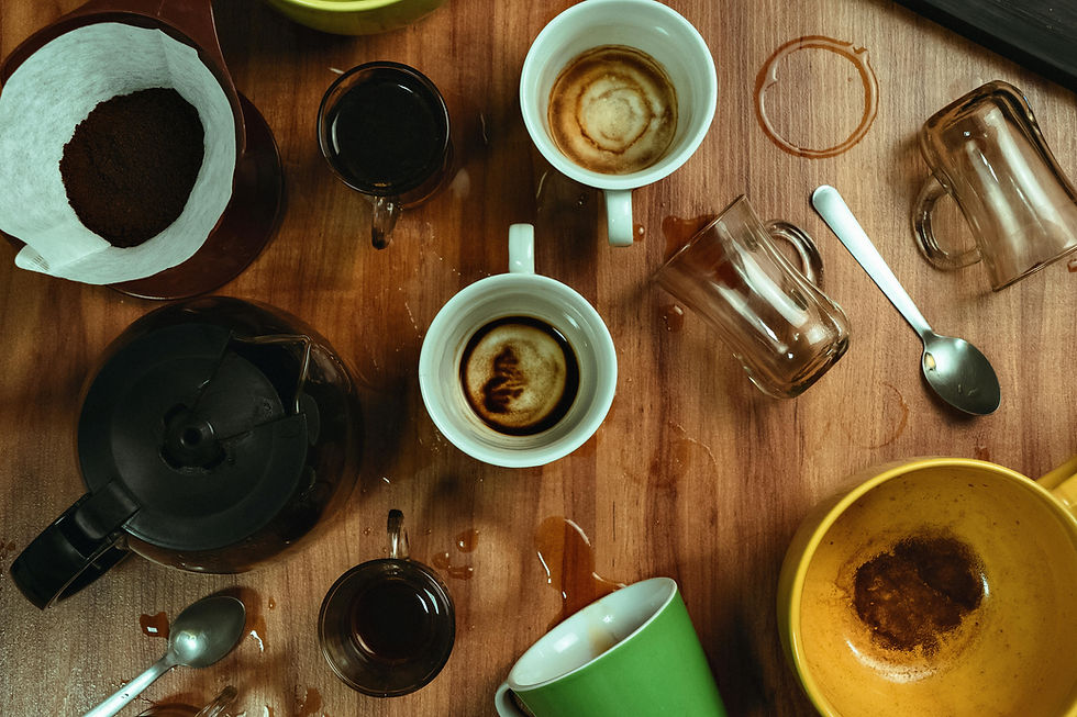 Table couverte de café et tasses vides