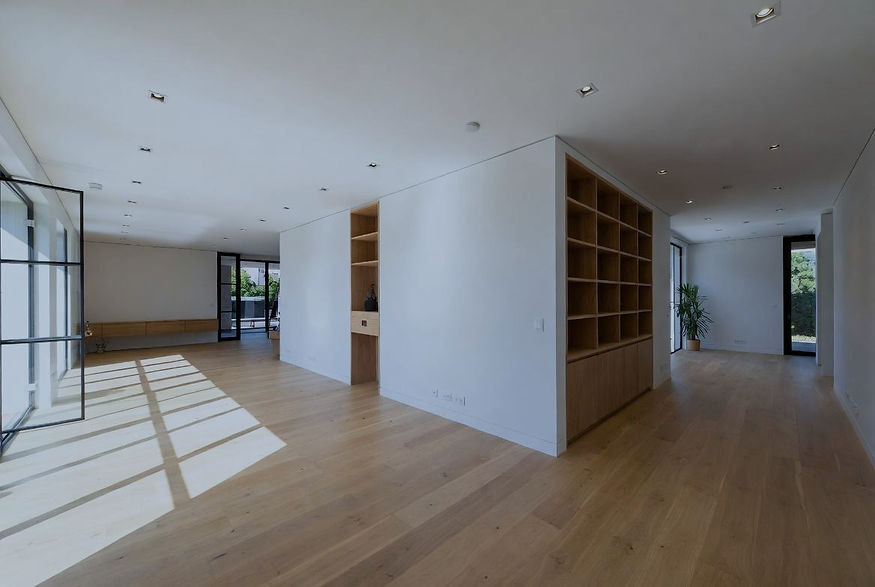 Travaux de plaquisterie à Nozay avec murs en placo peint, niches décoratives et intérieur lumineux