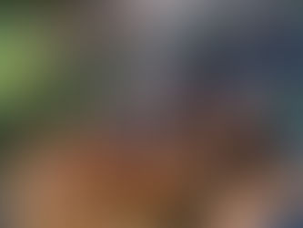 Chefs sonrientes cocinan en una parrilla al aire libre, rodeados de platos de comida. Luces de guirnalda y vegetación crean un ambiente festivo.