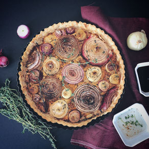 TARTE AU FROMAGE DE CHÈVRE & OiGNONS CARAMÉLISÉS.