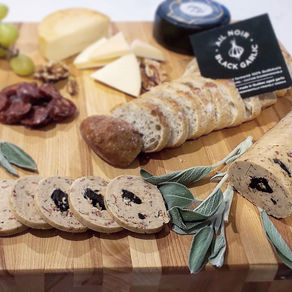 BEURRE AROMATISÉ À L’AIL NOIR, BACON & SAUGE.