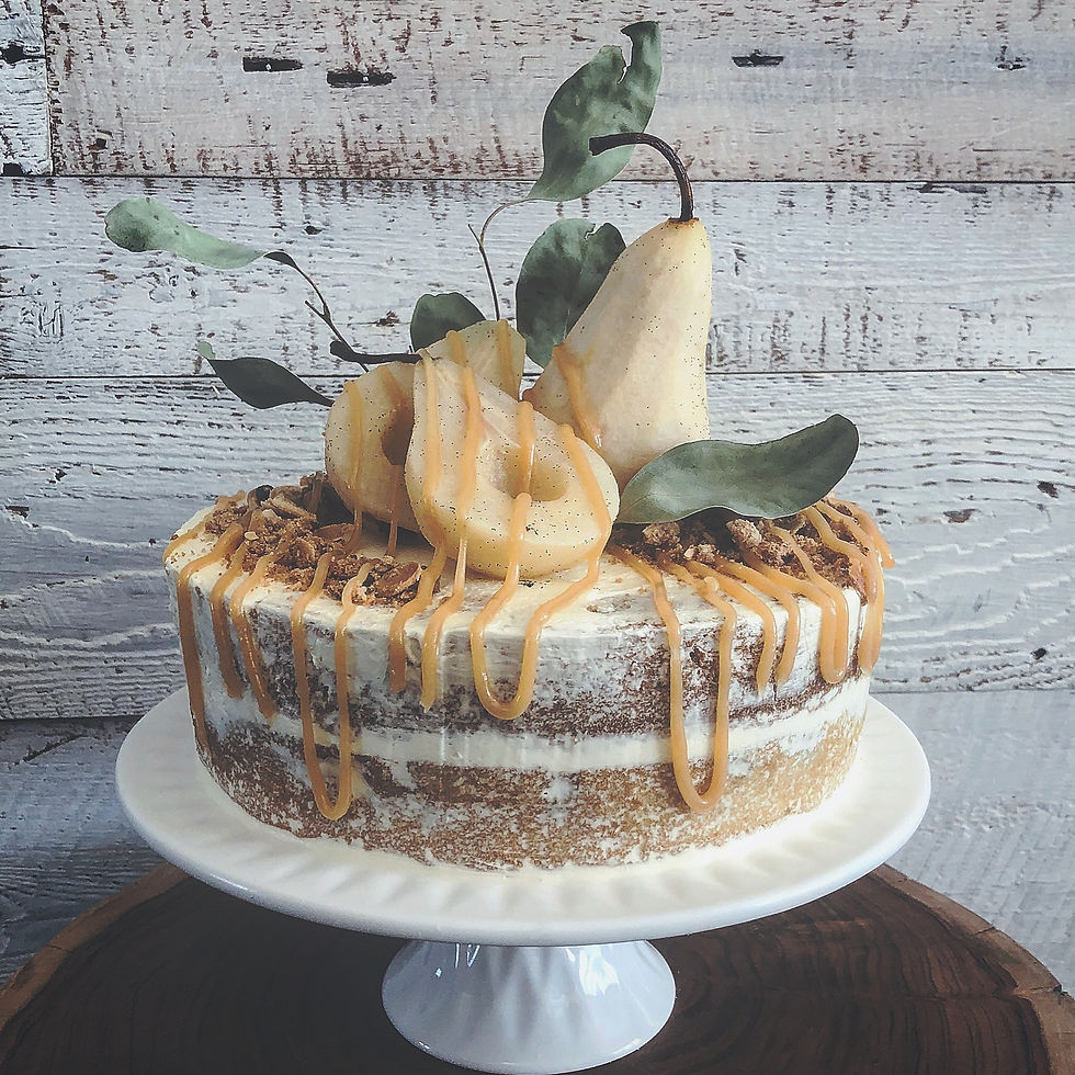 GÂTEAU AUX POIRES, CRUMBLE AUX PACANES, CRÈME AU BEURRE & CARAMEL.