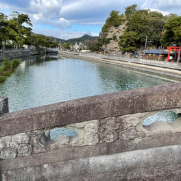 不老橋から玉津島神社、奠供山を望む