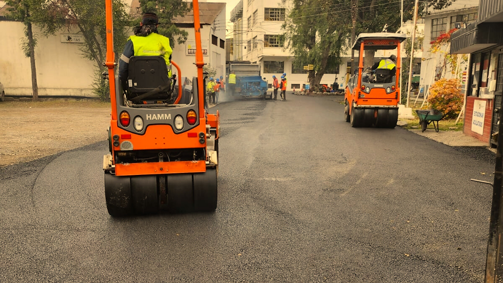 Calles industriales con asfalto en caliente industrial