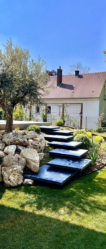 Escalier suspendu vers terrasse en grès cérame