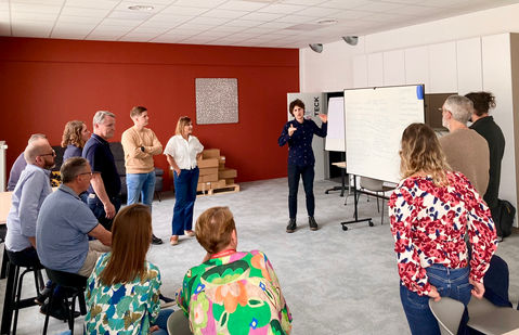 Participants debouts, en pleine session de la formation ACV animée par Ginkgo 21