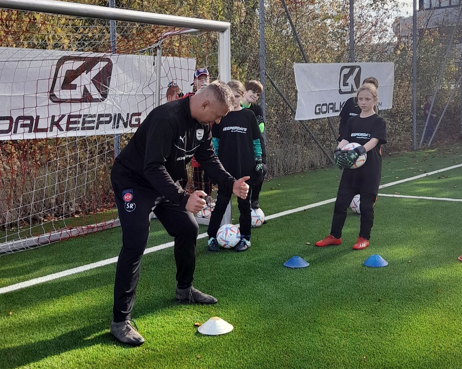 Torwarttrainer Steed Ray mit Nachwuchskeepern beim KEEPERDAY München