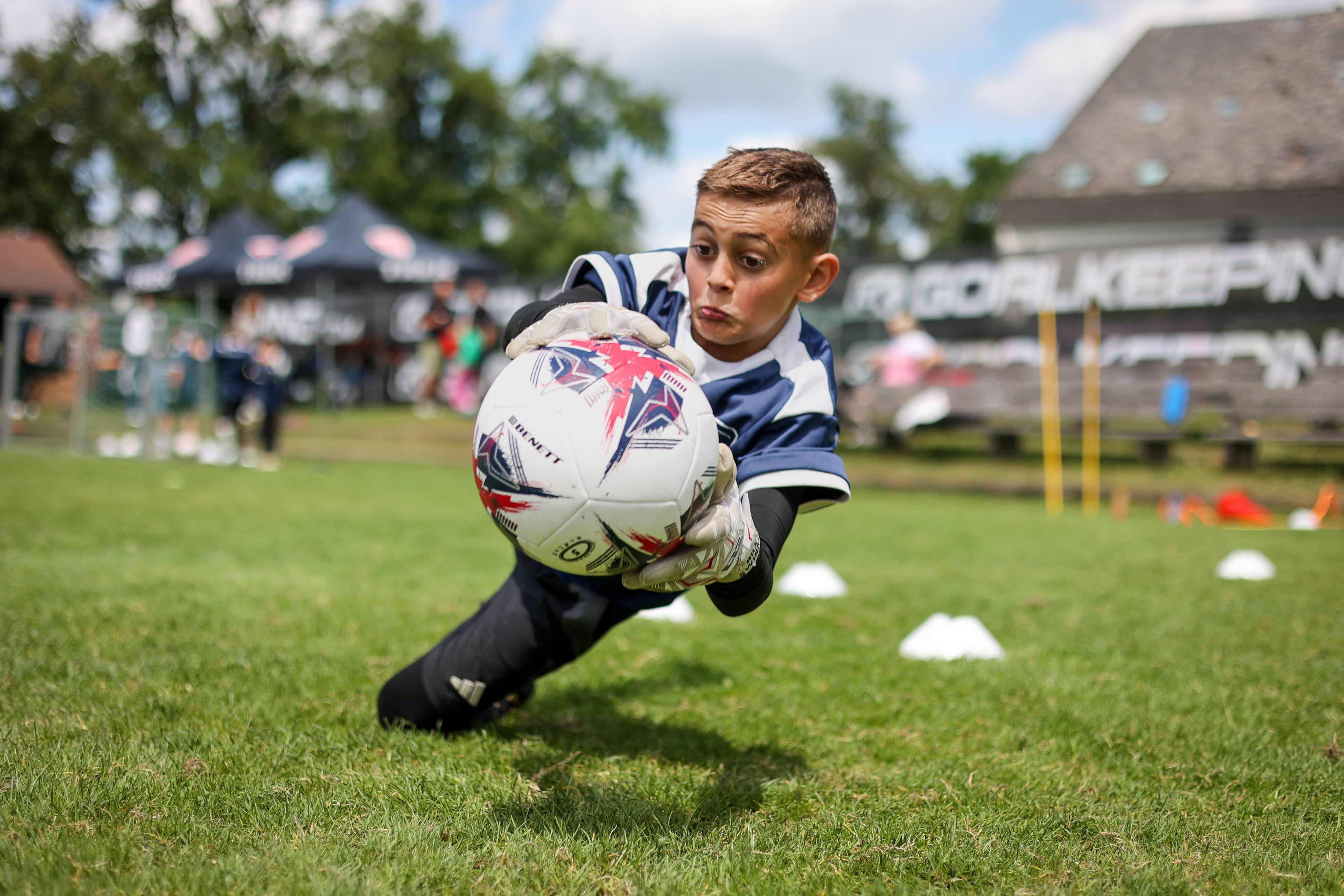 Trainer Amro Khalid von Leicester City Academy gibt Anweisungen an junge Torhüter