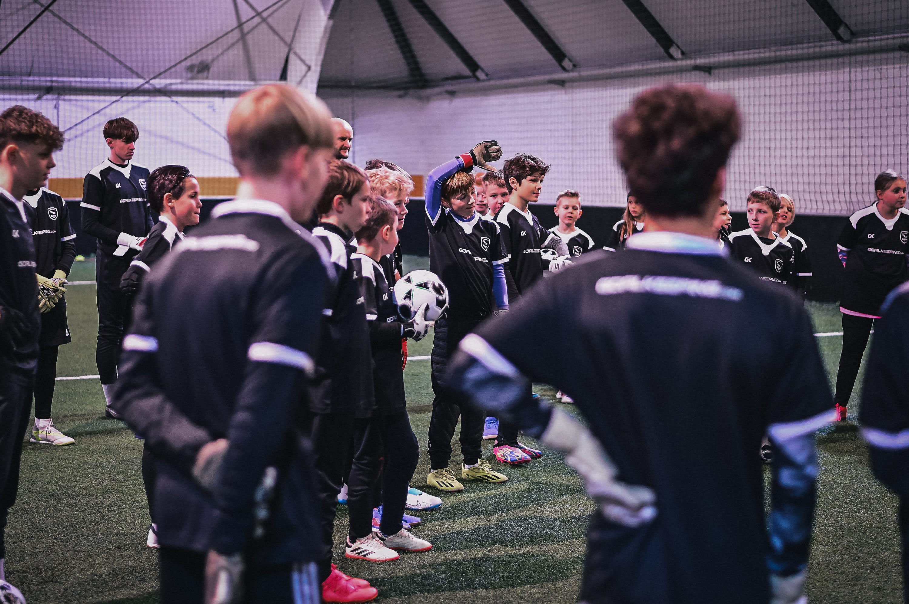 Torwarttrainer Michael Hofmann beim Coaching in der Soccerhalle Oberschleißheim