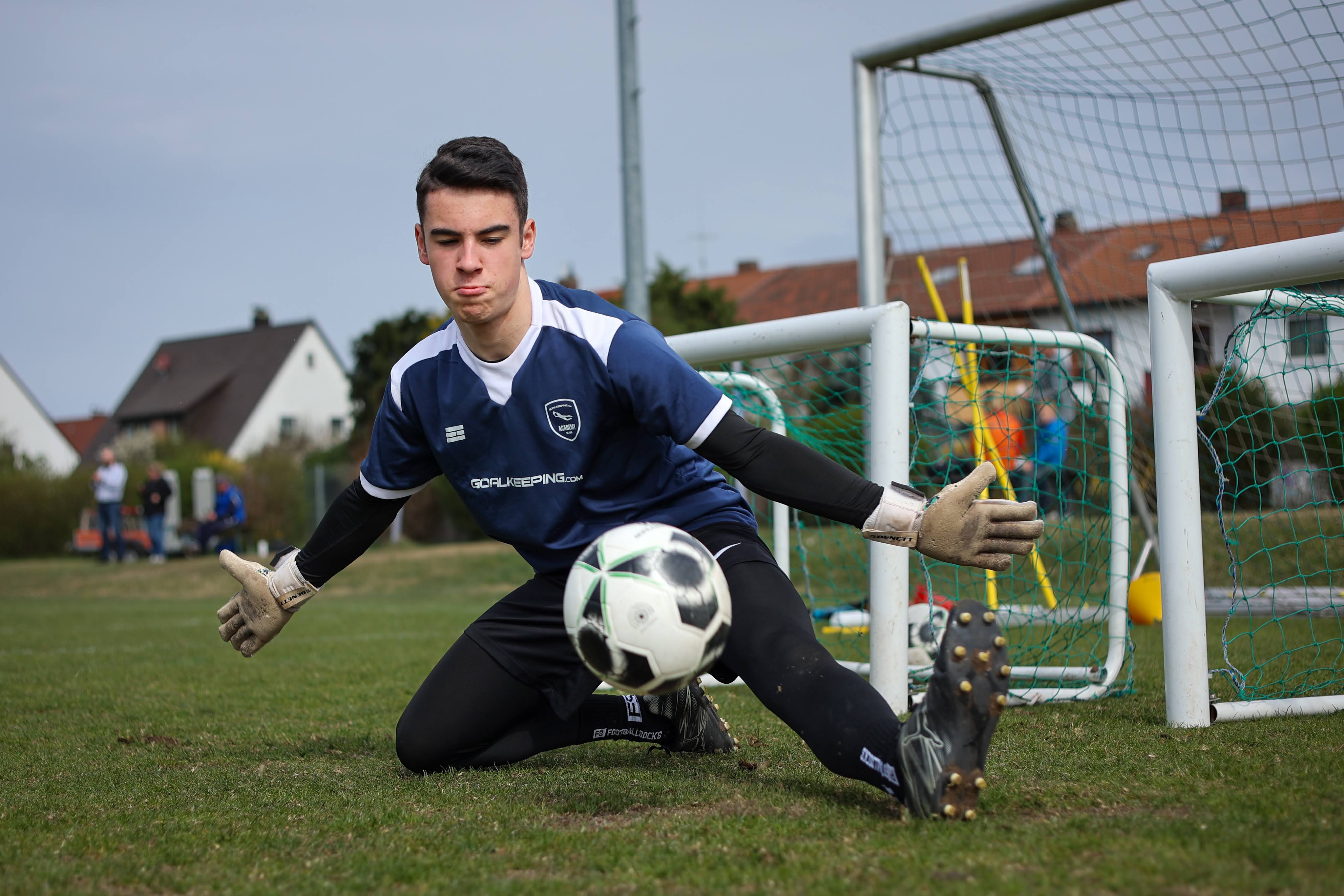 Gruppe von Torhütern mit Coaches bei einem Camp