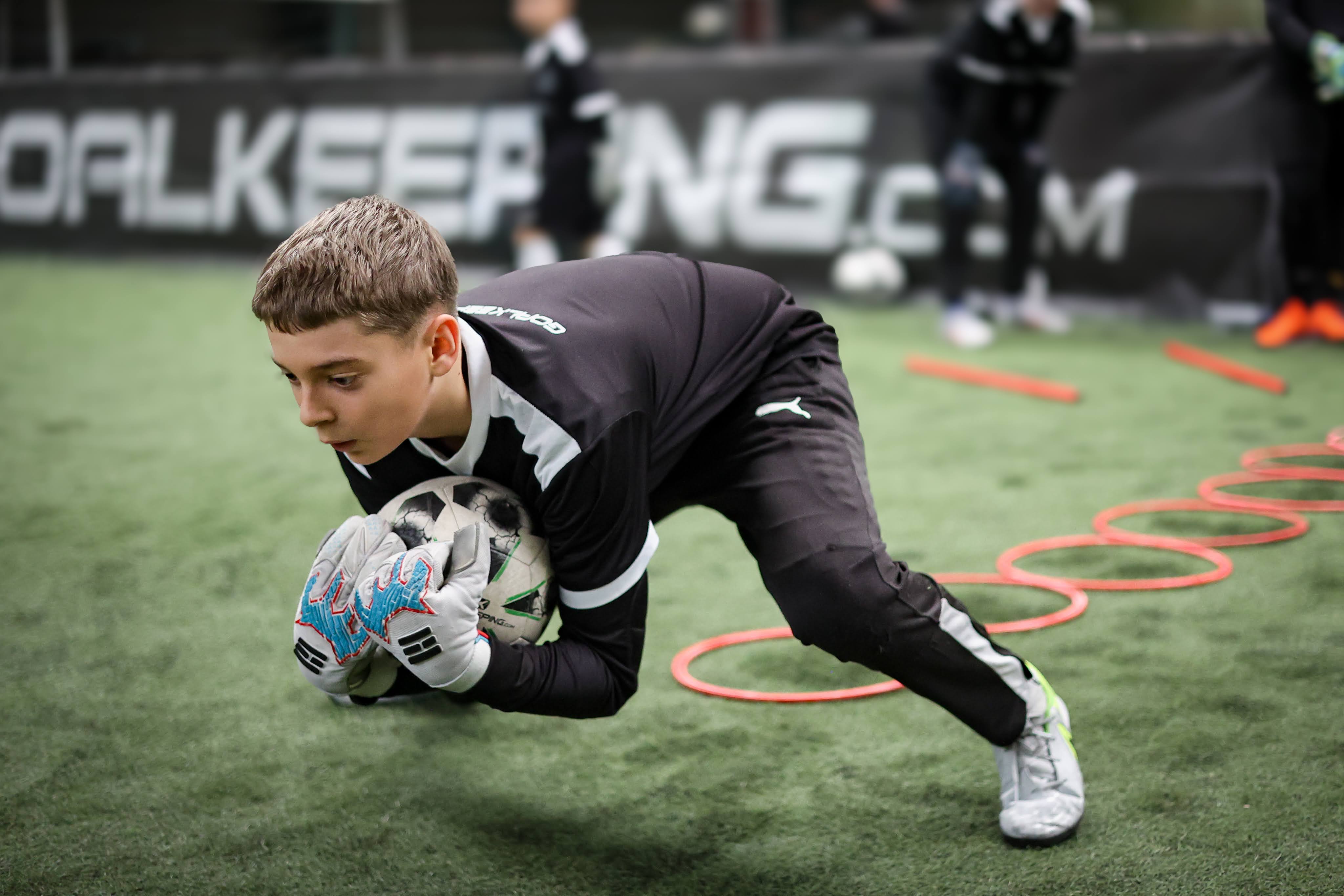 Junge Torhüter beim intensiven Training während der Wintertour 2025/26