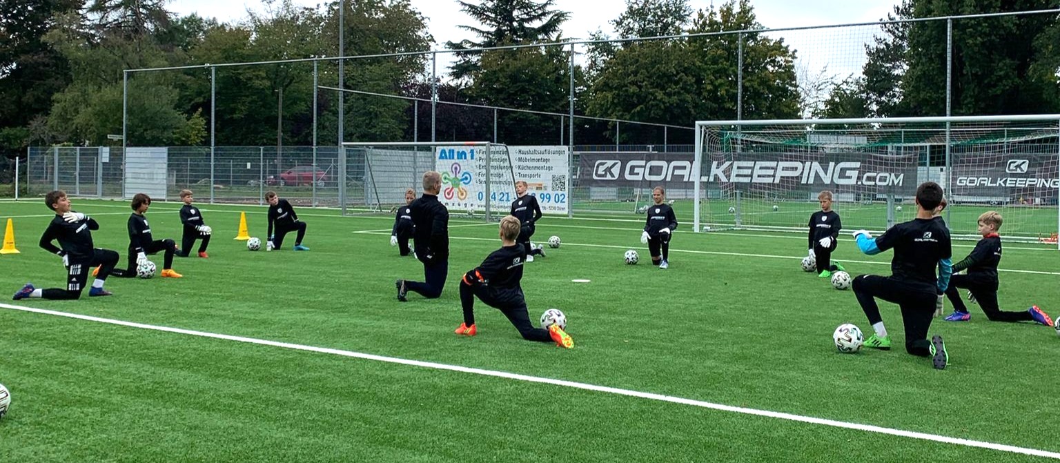 Torwartcamp Düren: Junge Torhüter beim Training auf dem Kunstrasen
