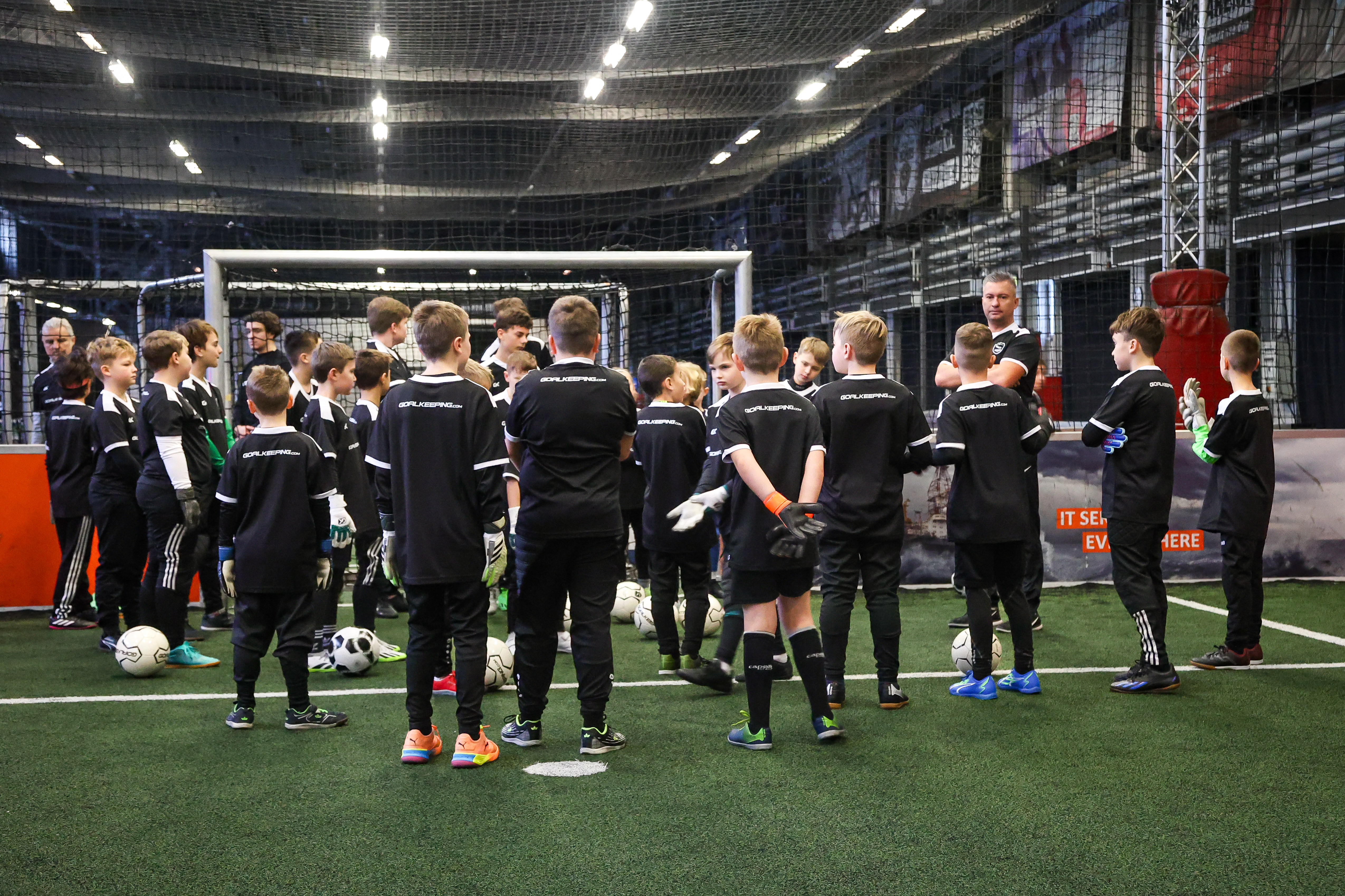 Torwarttrainer gibt Anweisungen an junge Talente