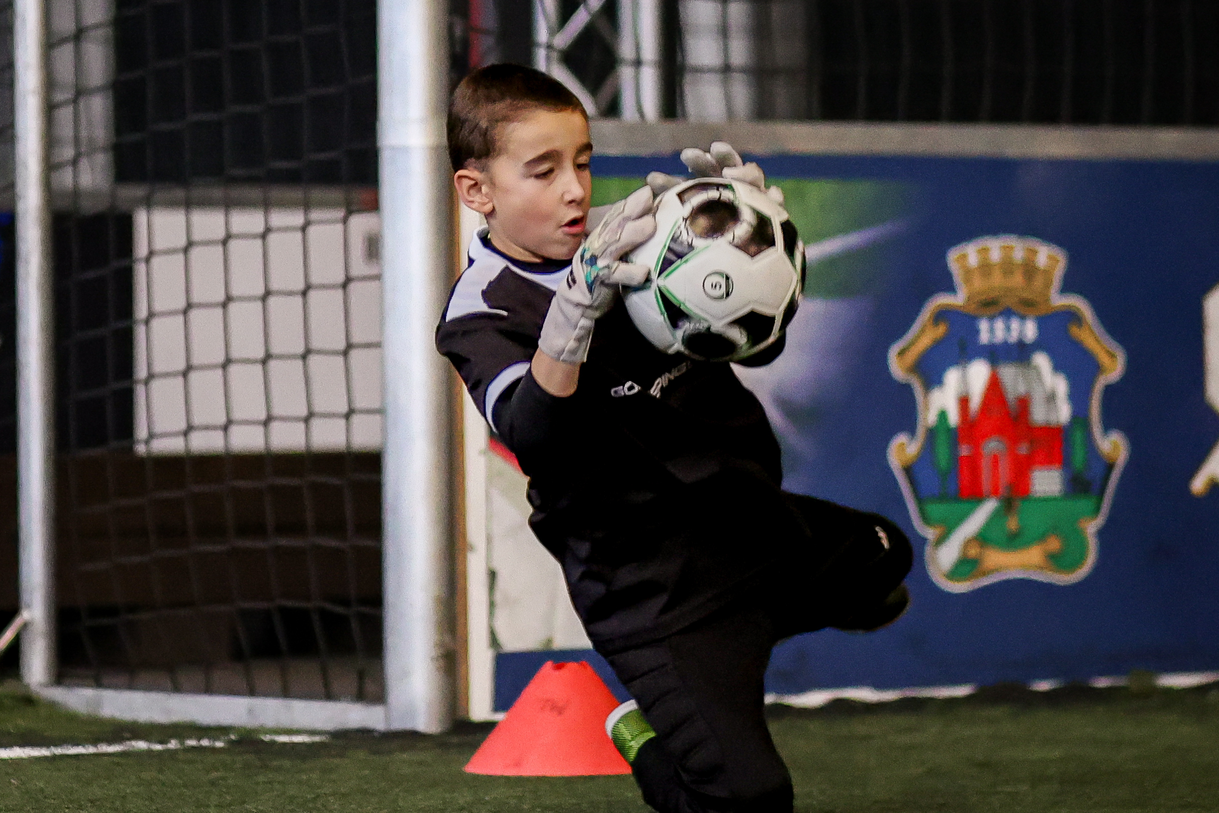 Junge Torhüter beim Training während der Christmas Tour 2023-2024