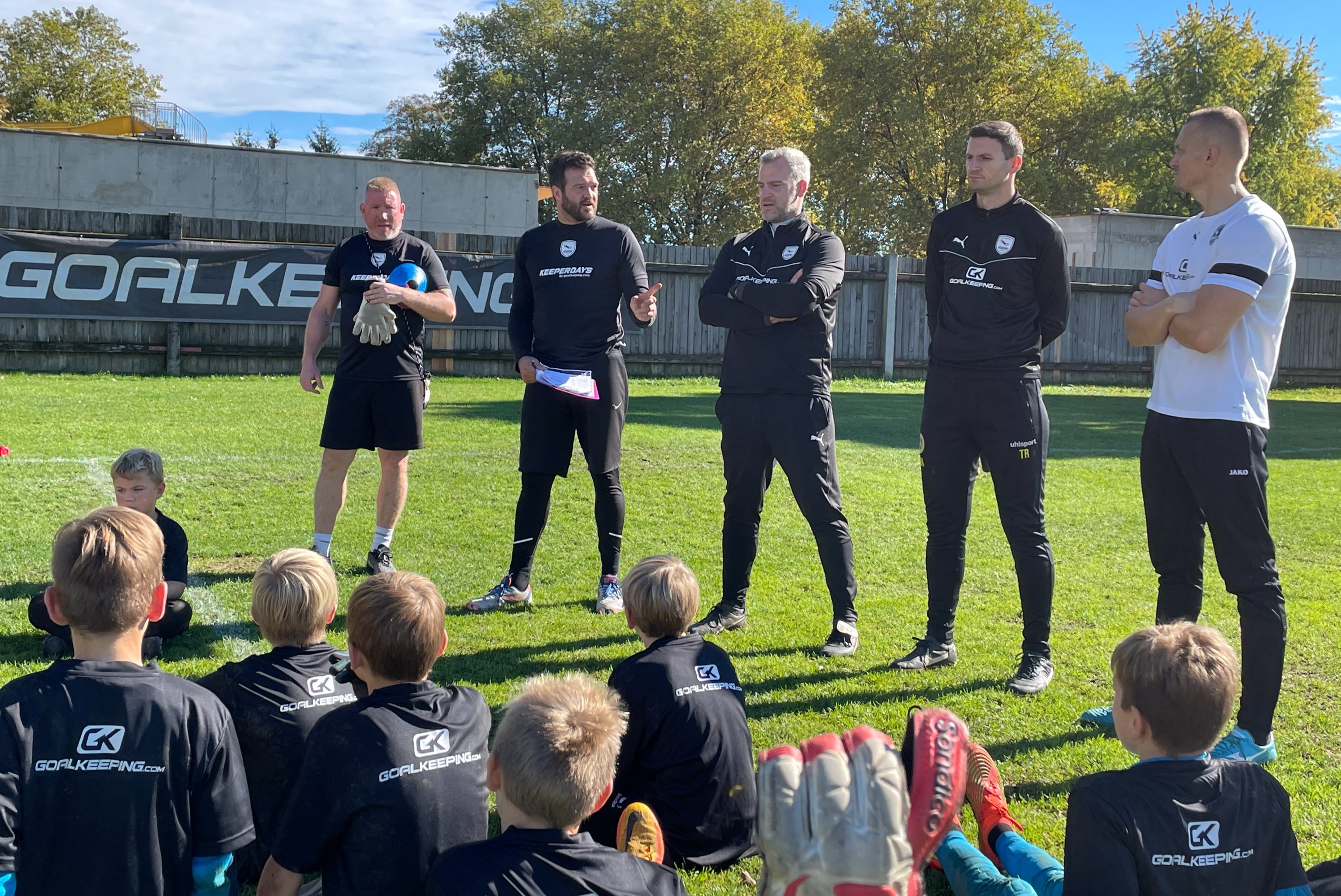 Trainer Simon Manzoni im Gespräch mit einem jungen Torhüter beim KEEPERDAY