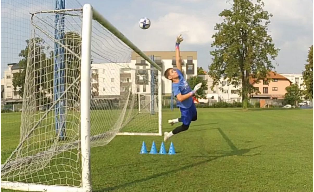 Ivan Benko im Training mit jungen Torhütern