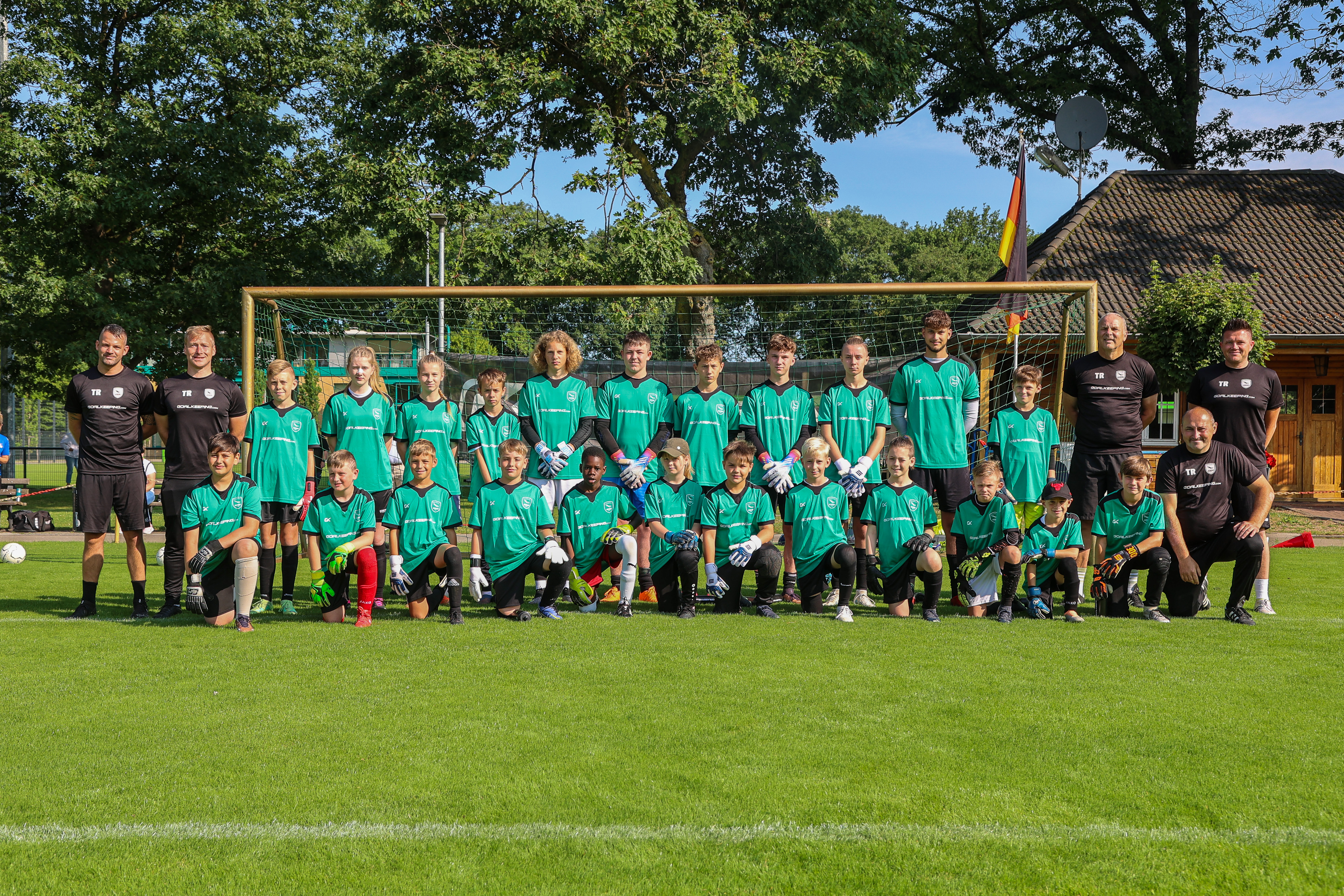 Oliver Reck trainiert junge Torhüter beim Pro Elite Camp